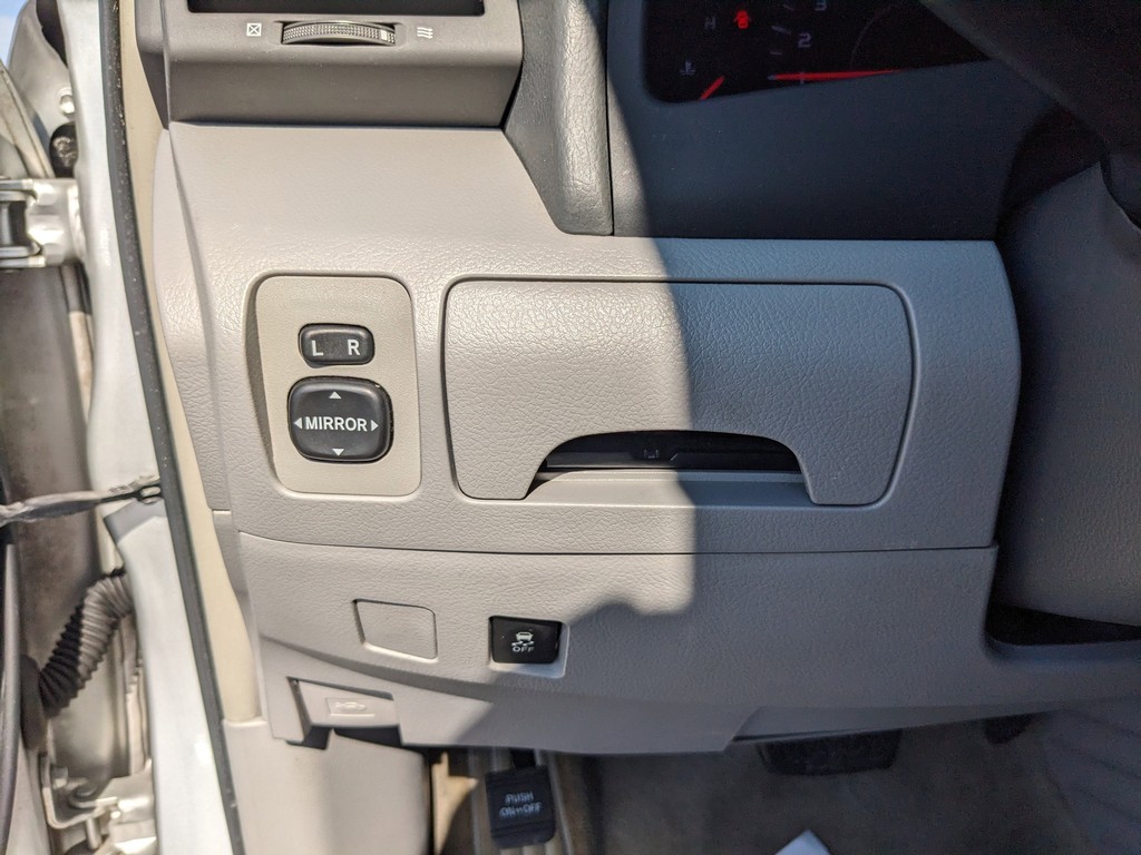 Toyota Camry Vehicle Full-screen Gallery Image 22