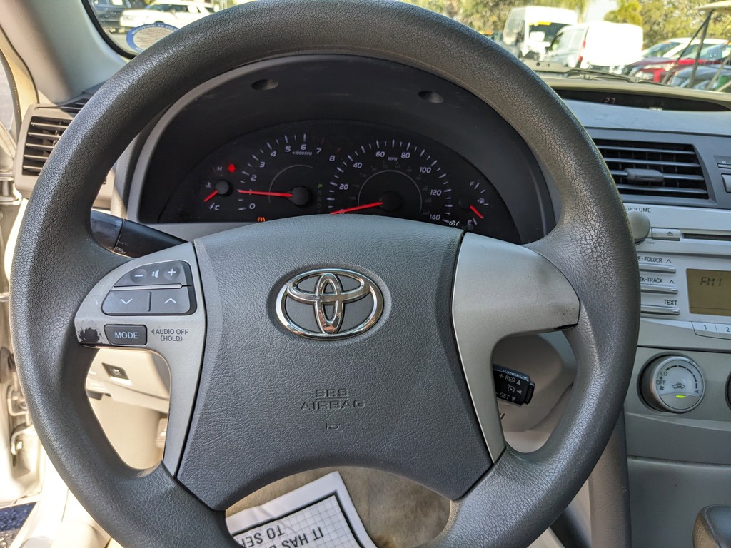 Toyota Camry Vehicle Full-screen Gallery Image 23