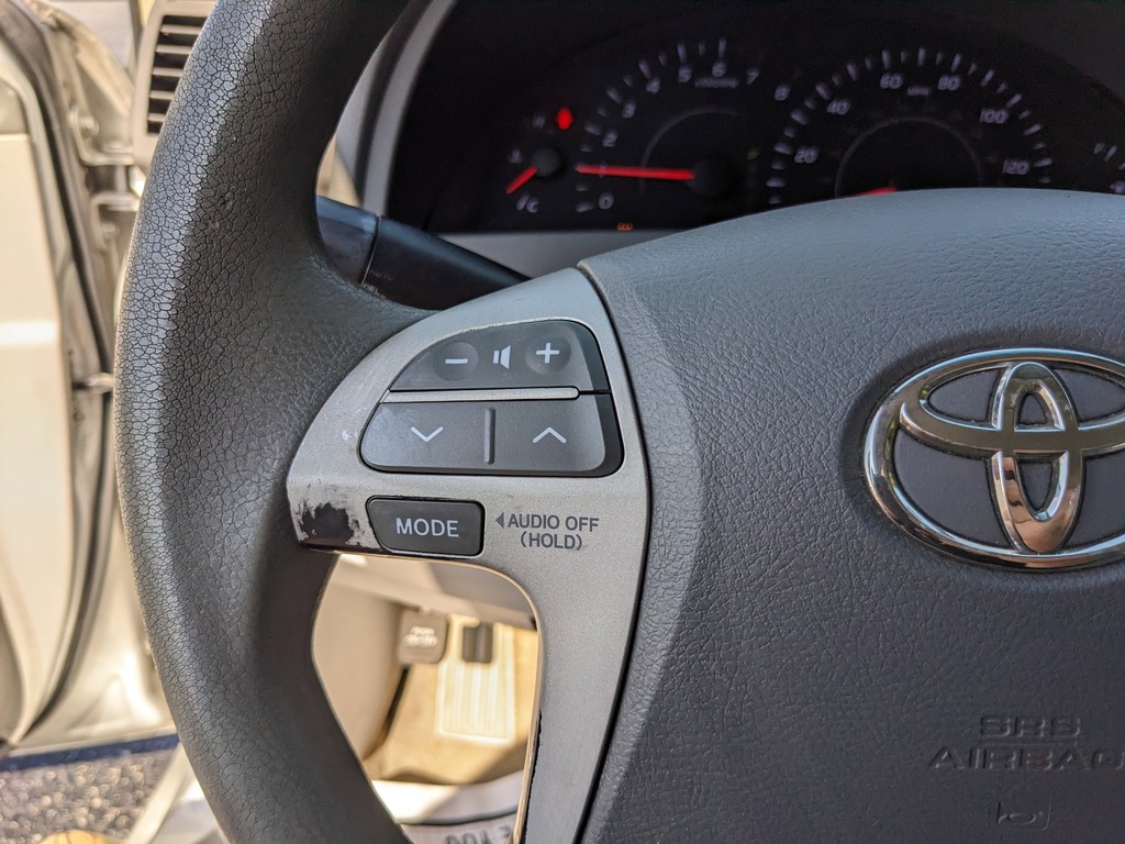 Toyota Camry Vehicle Full-screen Gallery Image 24