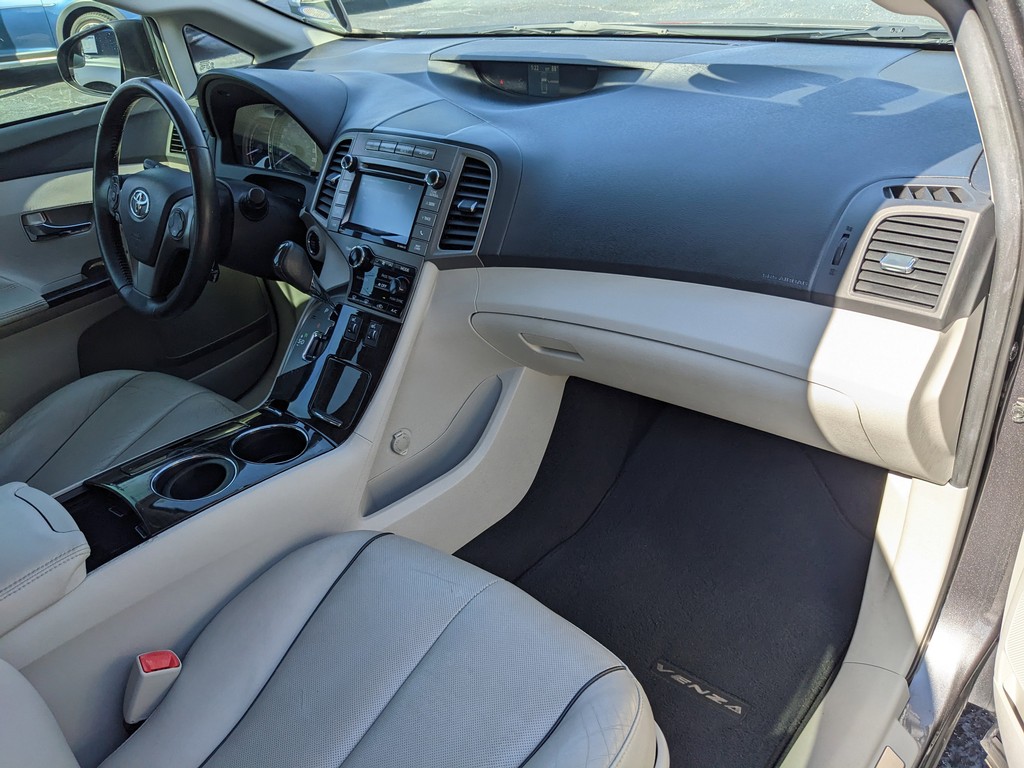 Toyota Venza Vehicle Full-screen Gallery Image 10