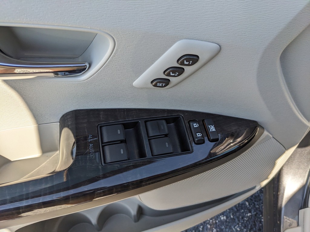 Toyota Venza Vehicle Full-screen Gallery Image 16