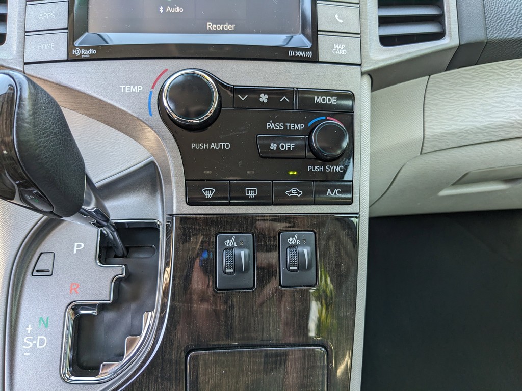 Toyota Venza Vehicle Full-screen Gallery Image 21
