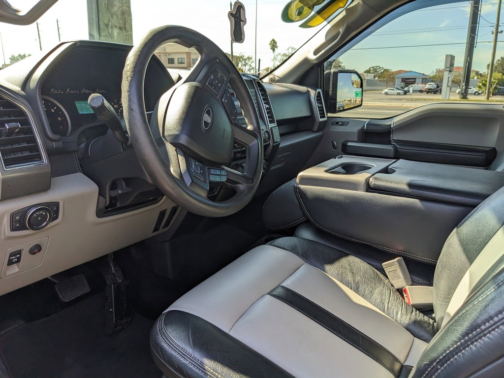 Ford F-150 Vehicle Full-screen Gallery Image 04