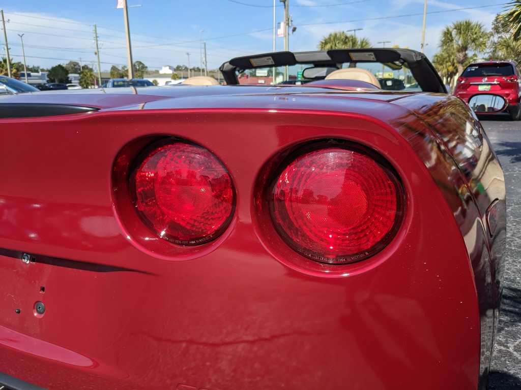 Chevrolet Corvette Vehicle Full-screen Gallery Image 10