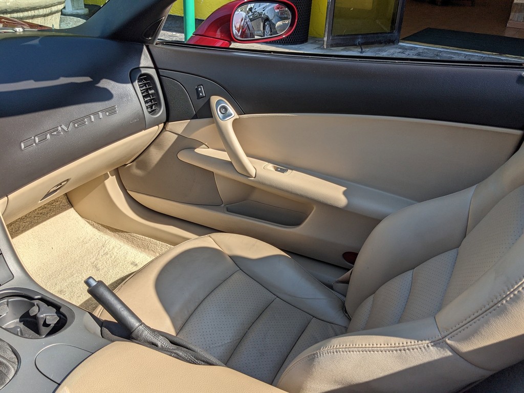 Chevrolet Corvette Vehicle Full-screen Gallery Image 15