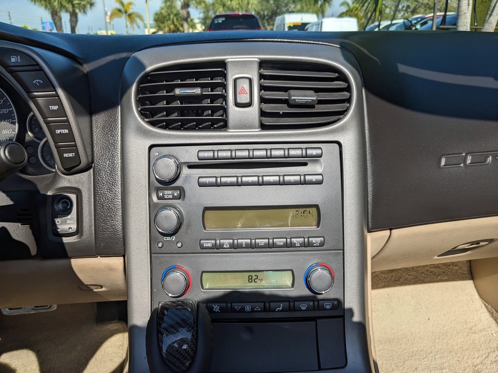 Chevrolet Corvette Vehicle Full-screen Gallery Image 19