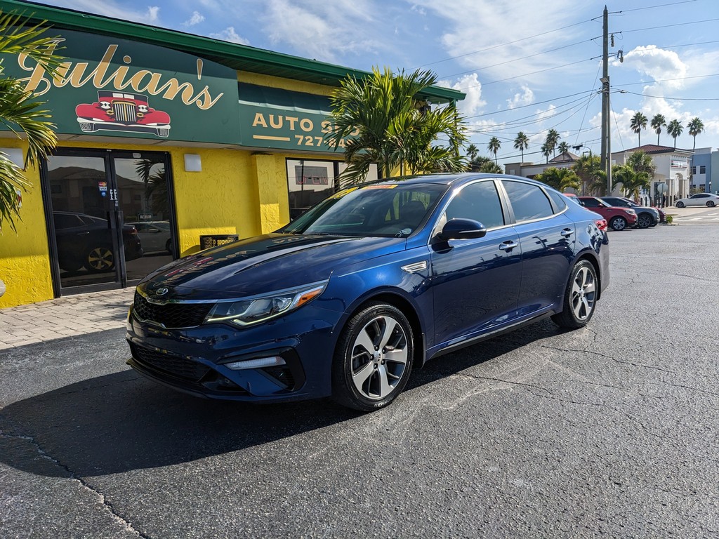 Kia Optima Vehicle Full-screen Gallery Image 02