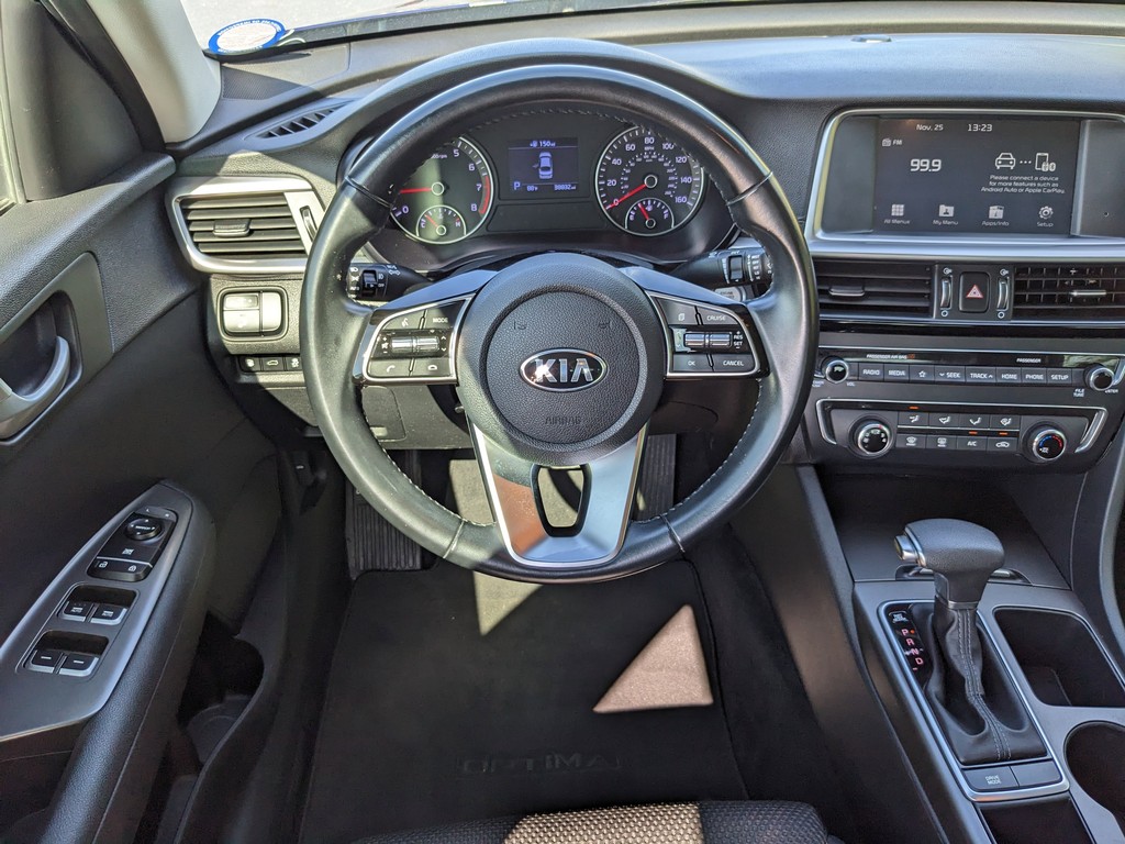 Kia Optima Vehicle Full-screen Gallery Image 12