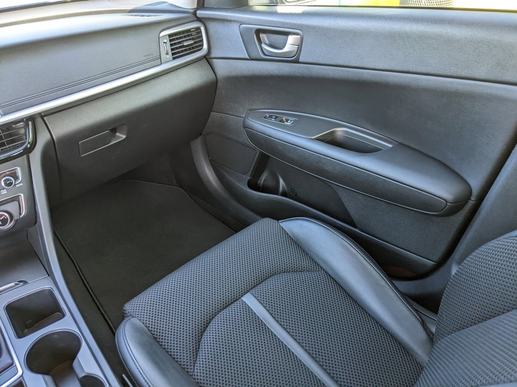 Kia Optima Vehicle Full-screen Gallery Image 14