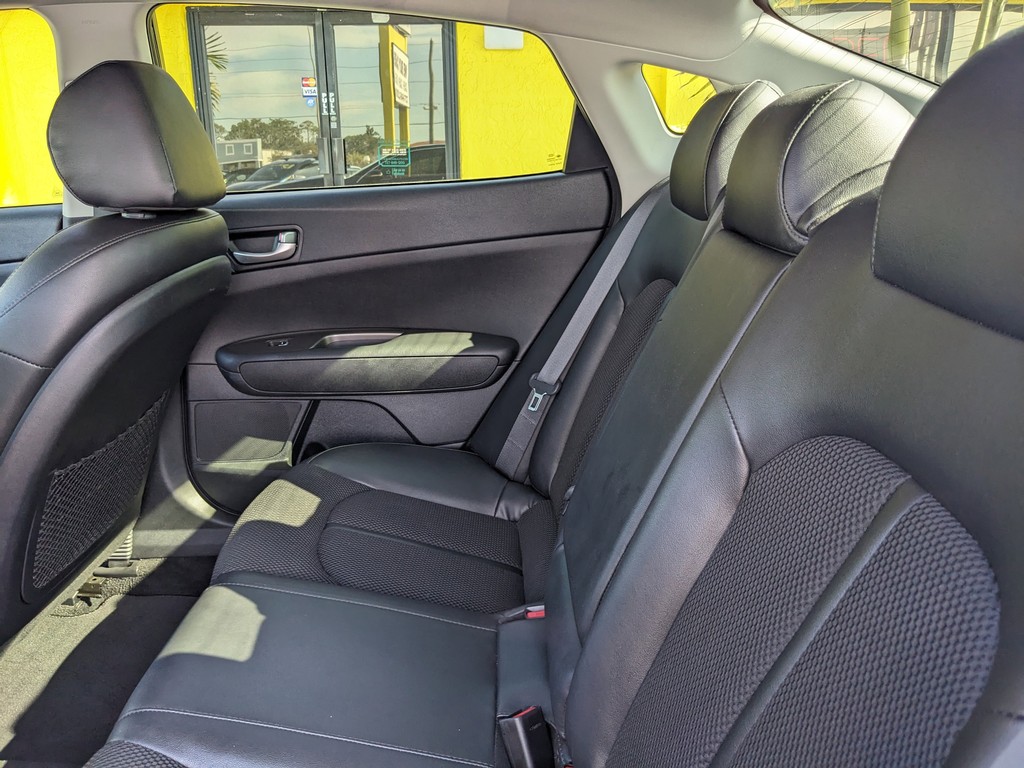 Kia Optima Vehicle Full-screen Gallery Image 15