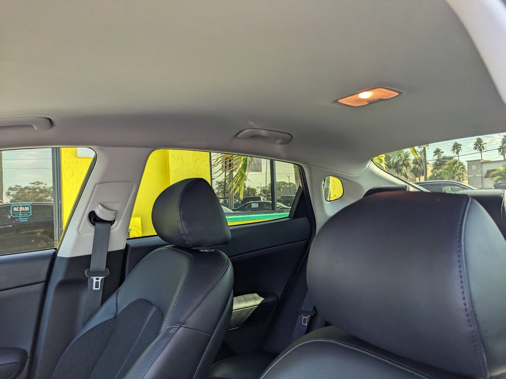 Kia Optima Vehicle Full-screen Gallery Image 18