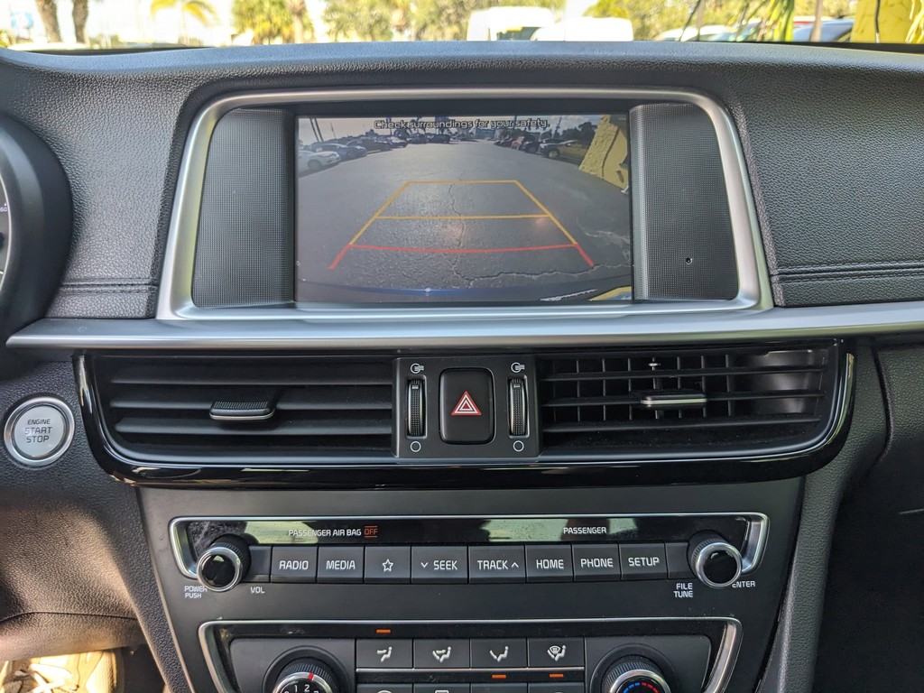 Kia Optima Vehicle Full-screen Gallery Image 20