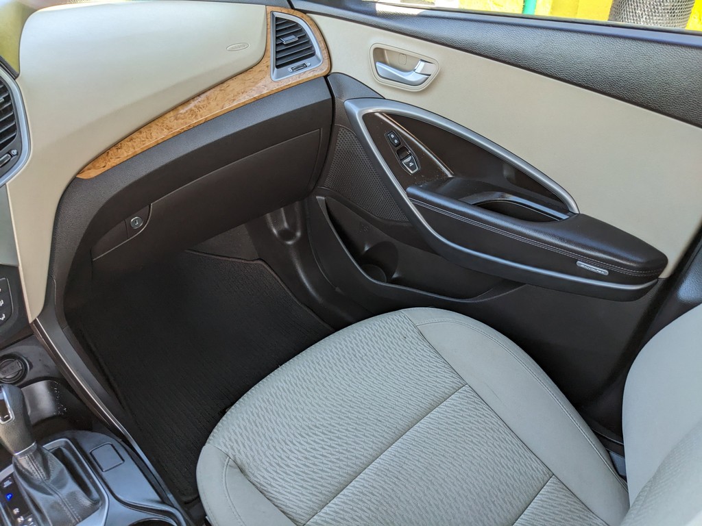 Hyundai Santa Fe Sport Vehicle Full-screen Gallery Image 14