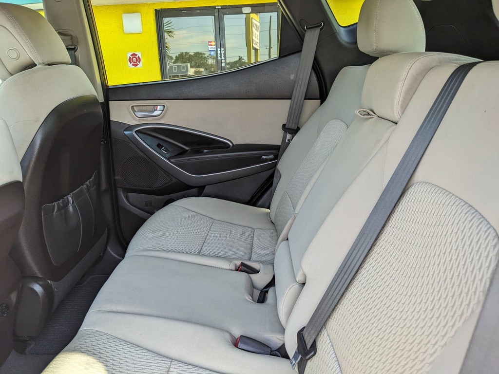 Hyundai Santa Fe Sport Vehicle Full-screen Gallery Image 15