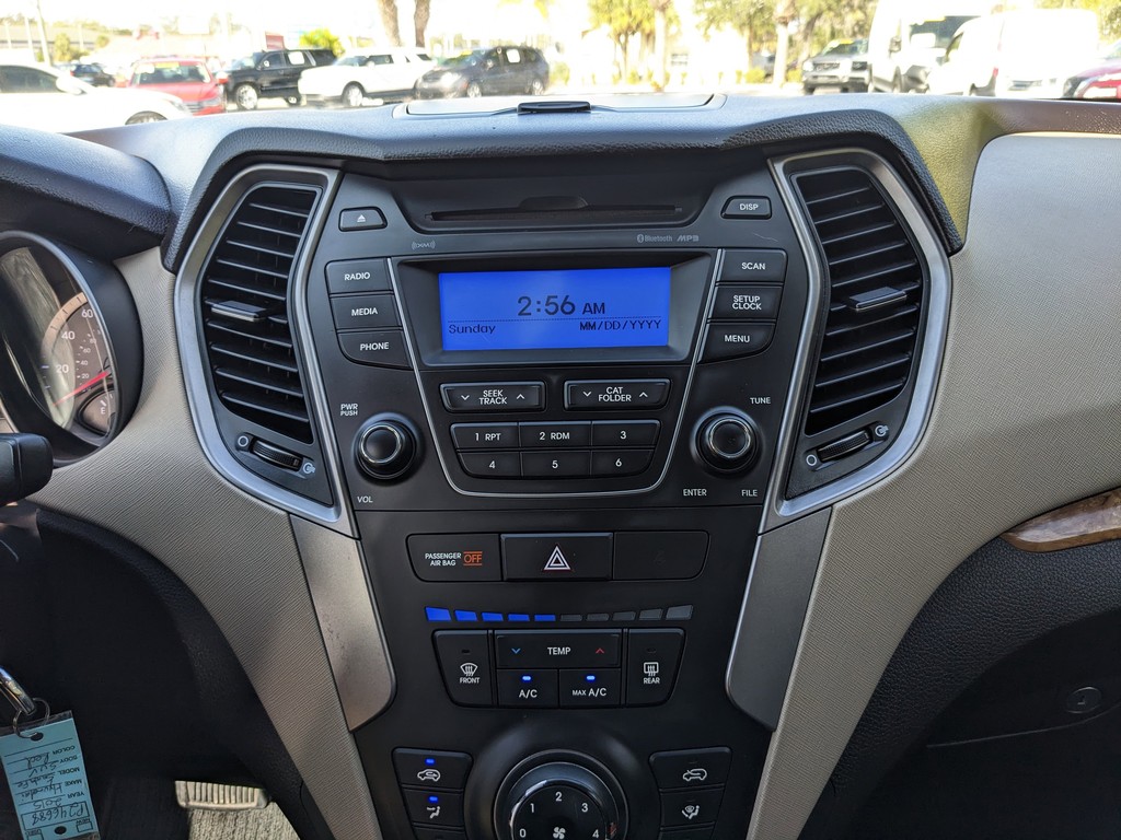 Hyundai Santa Fe Sport Vehicle Full-screen Gallery Image 19