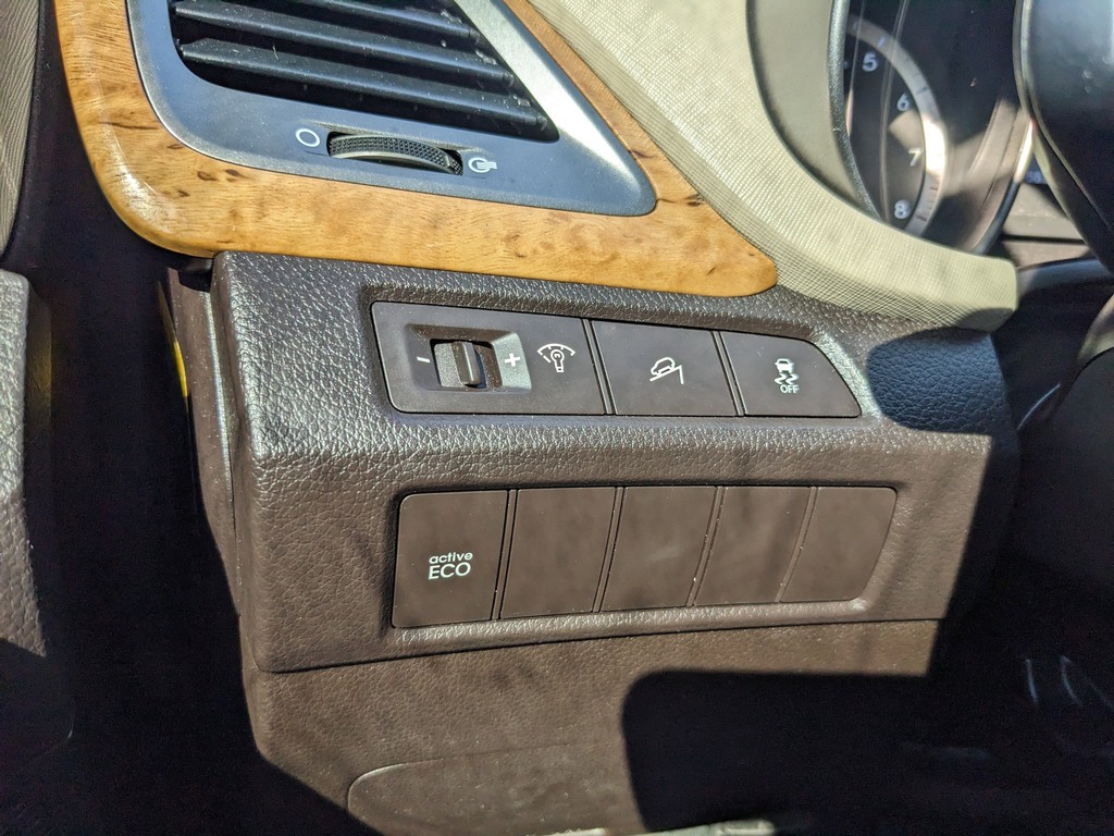 Hyundai Santa Fe Sport Vehicle Full-screen Gallery Image 22