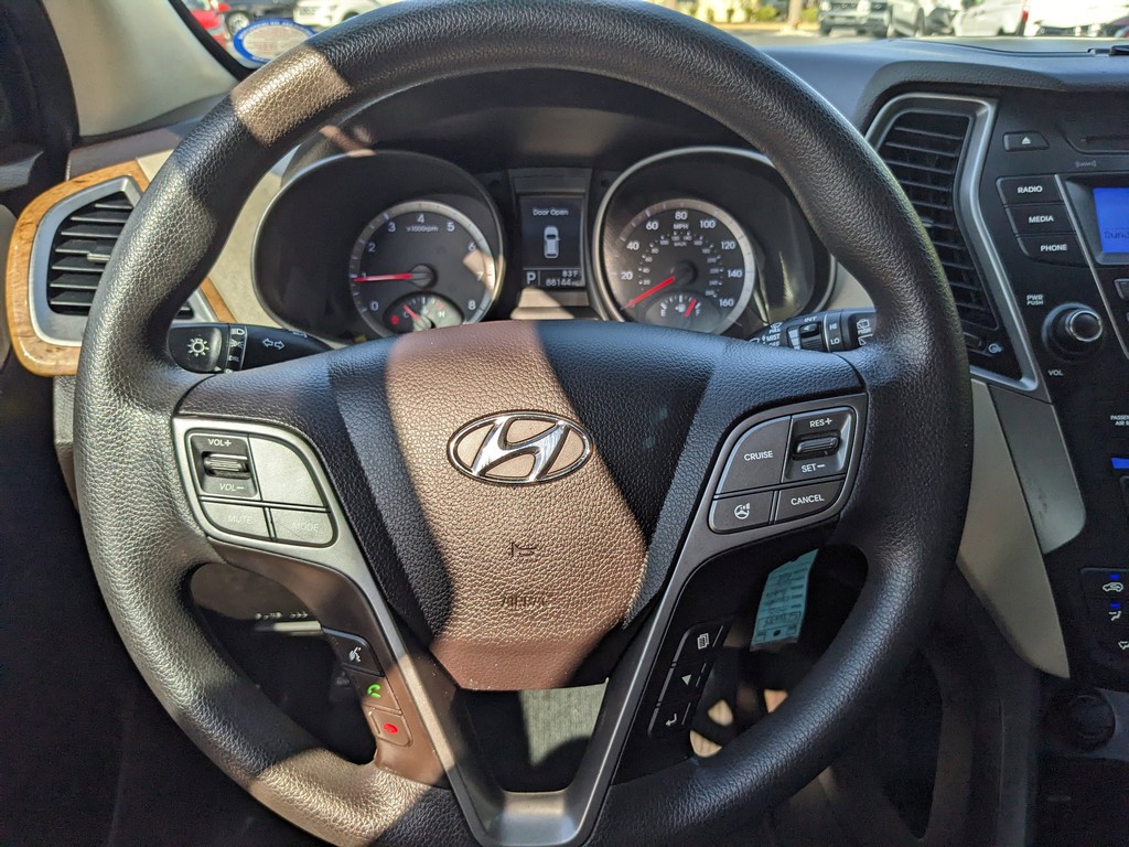 Hyundai Santa Fe Sport Vehicle Full-screen Gallery Image 23