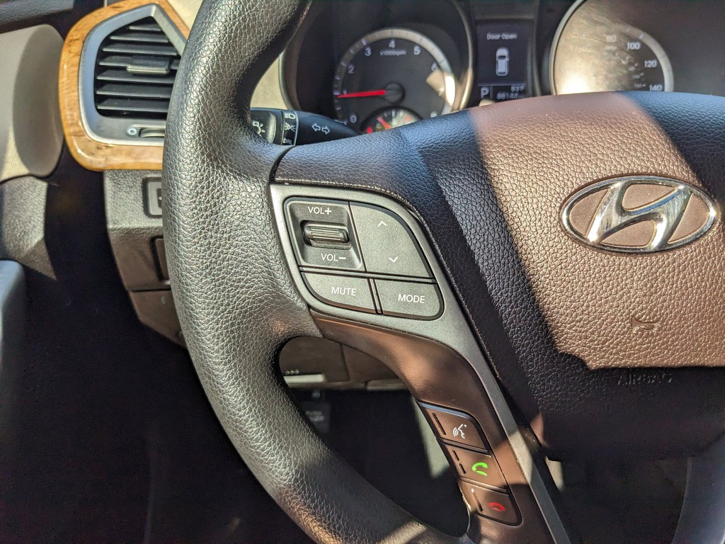 Hyundai Santa Fe Sport Vehicle Full-screen Gallery Image 24