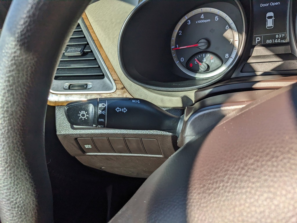 Hyundai Santa Fe Sport Vehicle Full-screen Gallery Image 26