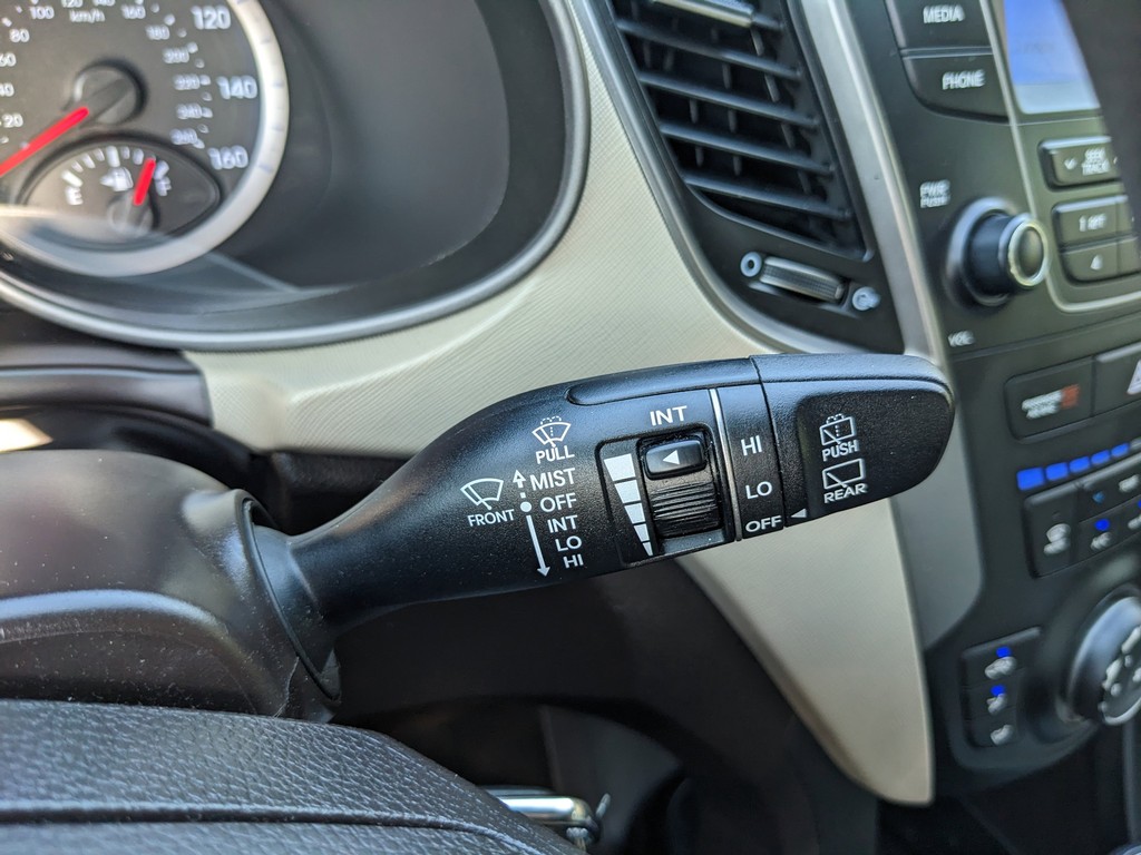 Hyundai Santa Fe Sport Vehicle Full-screen Gallery Image 27