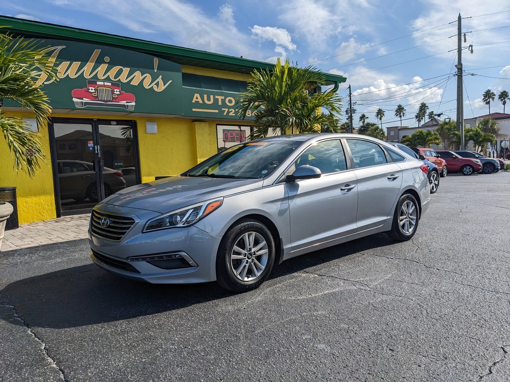 Hyundai Sonata Vehicle Full-screen Gallery Image 02