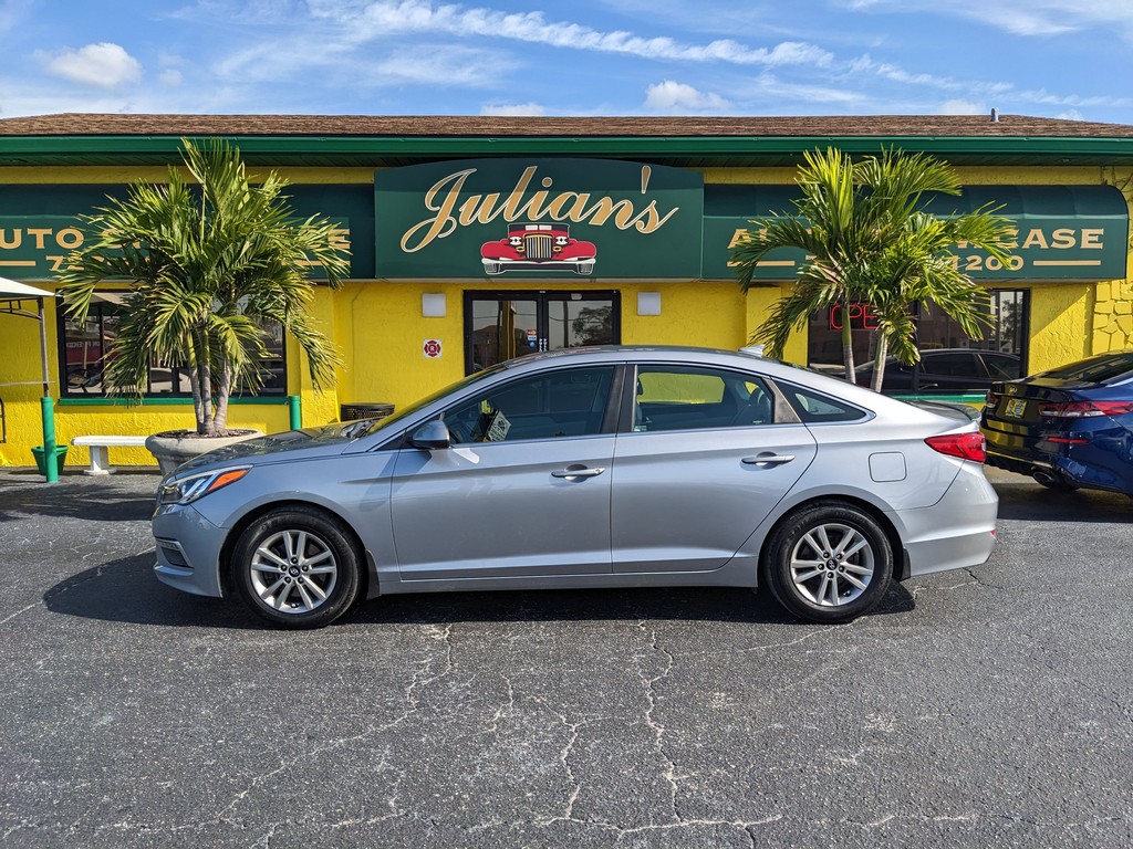Hyundai Sonata Vehicle Full-screen Gallery Image 03