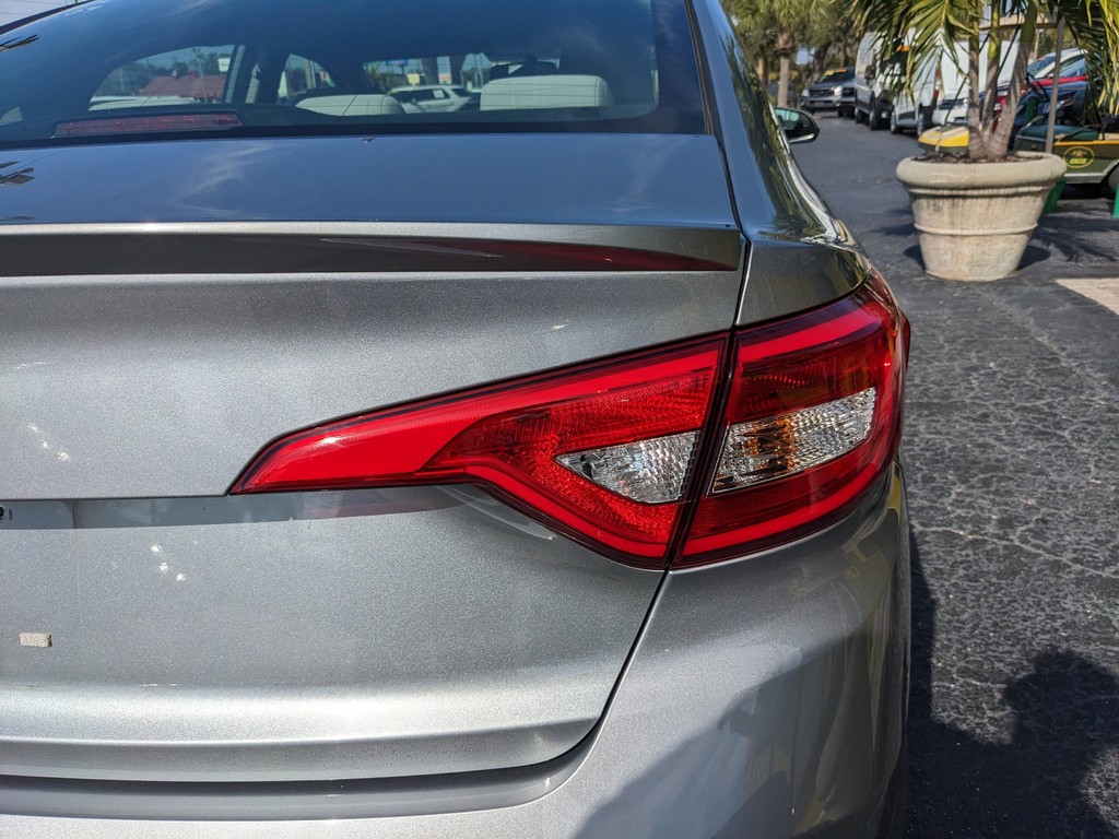 Hyundai Sonata Vehicle Full-screen Gallery Image 08