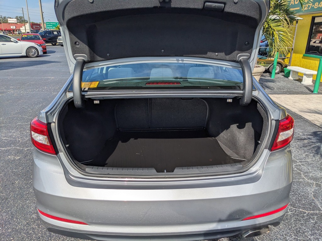 Hyundai Sonata Vehicle Full-screen Gallery Image 09