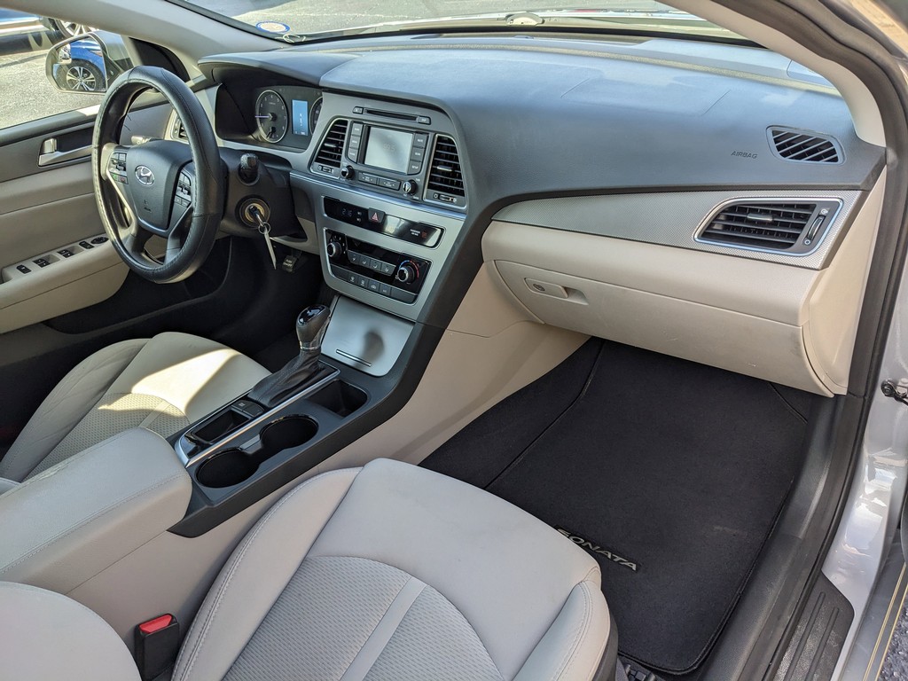 Hyundai Sonata Vehicle Full-screen Gallery Image 10