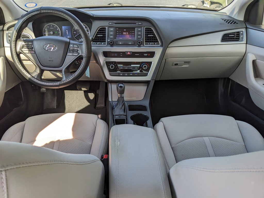 Hyundai Sonata Vehicle Full-screen Gallery Image 11