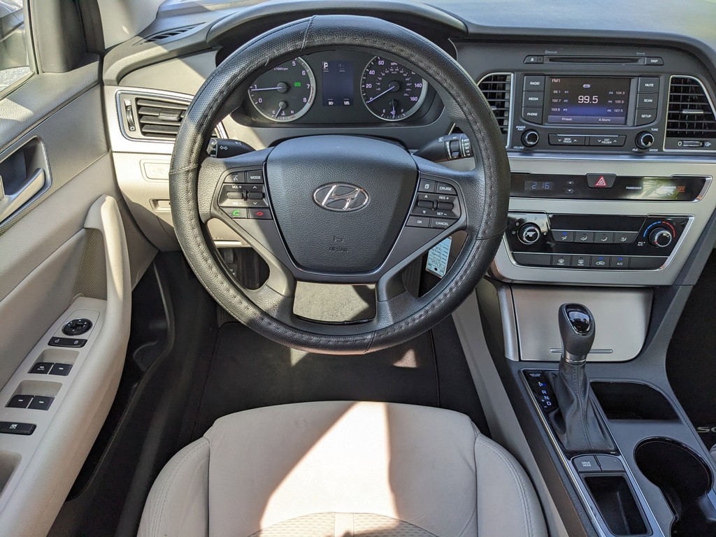 Hyundai Sonata Vehicle Full-screen Gallery Image 12