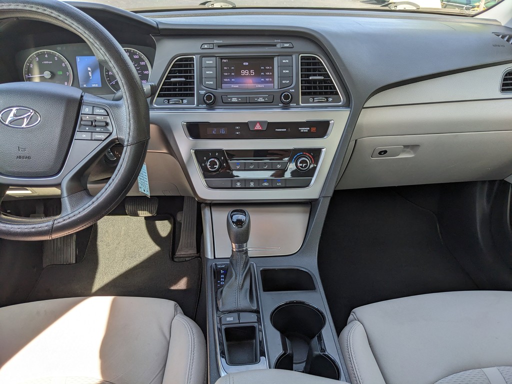 Hyundai Sonata Vehicle Full-screen Gallery Image 13