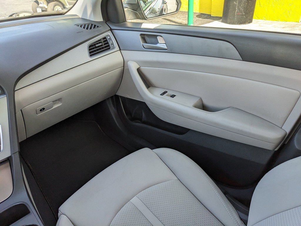 Hyundai Sonata Vehicle Full-screen Gallery Image 14