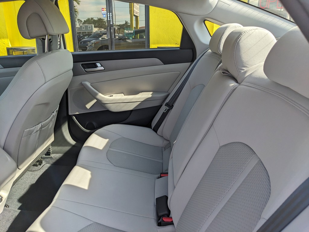 Hyundai Sonata Vehicle Full-screen Gallery Image 15