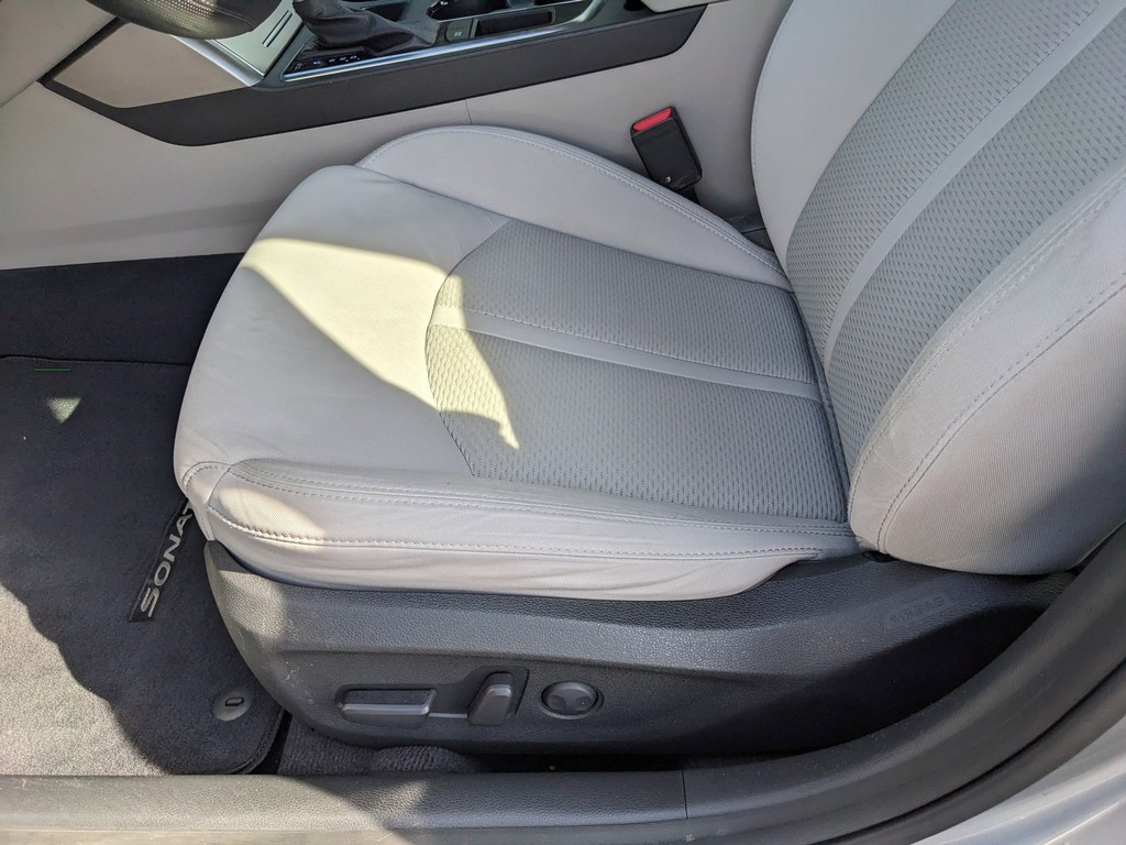 Hyundai Sonata Vehicle Full-screen Gallery Image 17