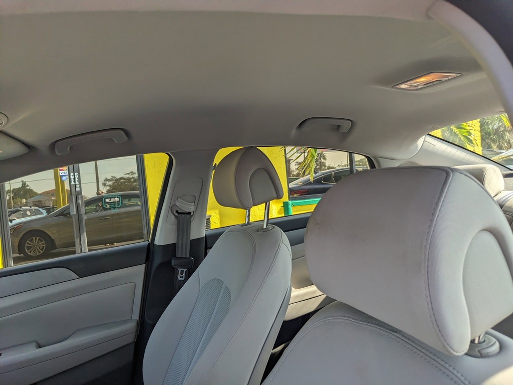 Hyundai Sonata Vehicle Full-screen Gallery Image 18