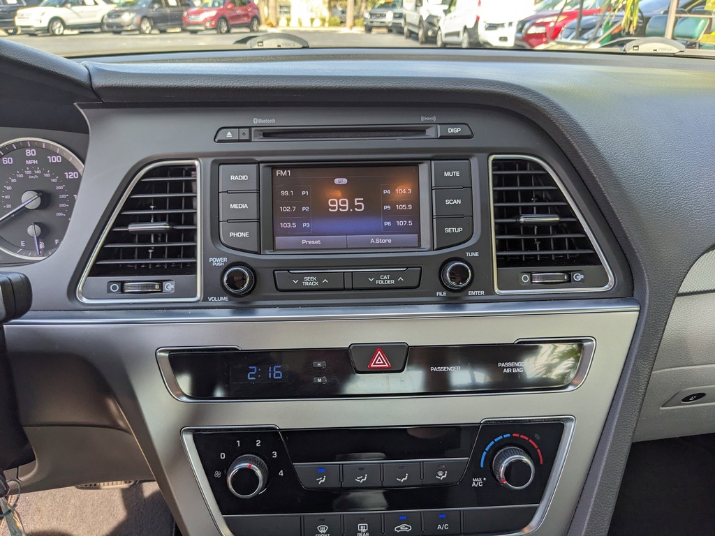 Hyundai Sonata Vehicle Full-screen Gallery Image 19
