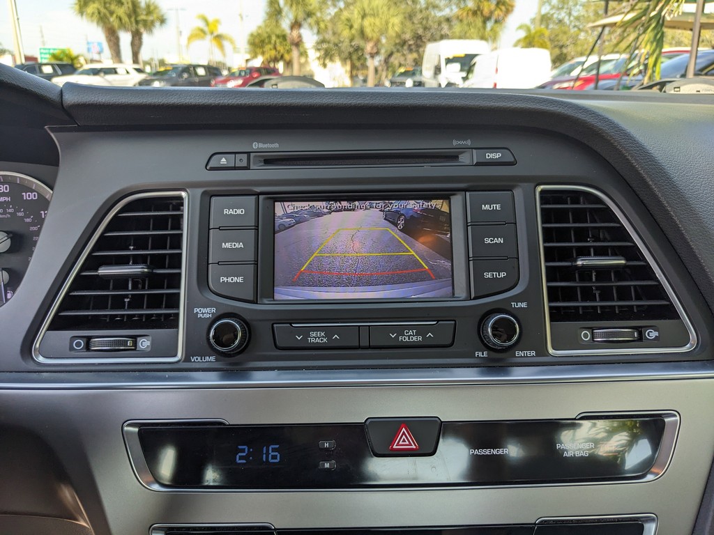 Hyundai Sonata Vehicle Full-screen Gallery Image 20