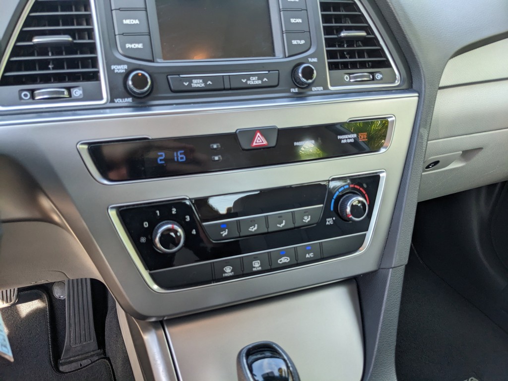 Hyundai Sonata Vehicle Full-screen Gallery Image 21