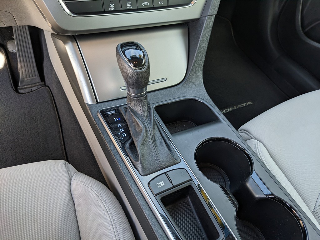 Hyundai Sonata Vehicle Full-screen Gallery Image 22