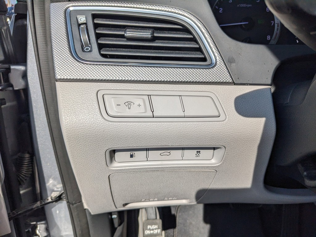 Hyundai Sonata Vehicle Full-screen Gallery Image 23