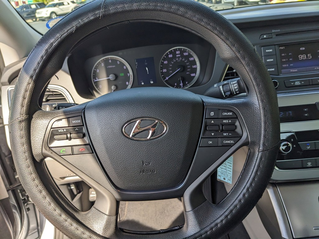 Hyundai Sonata Vehicle Full-screen Gallery Image 24