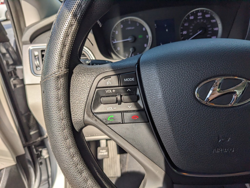 Hyundai Sonata Vehicle Full-screen Gallery Image 25