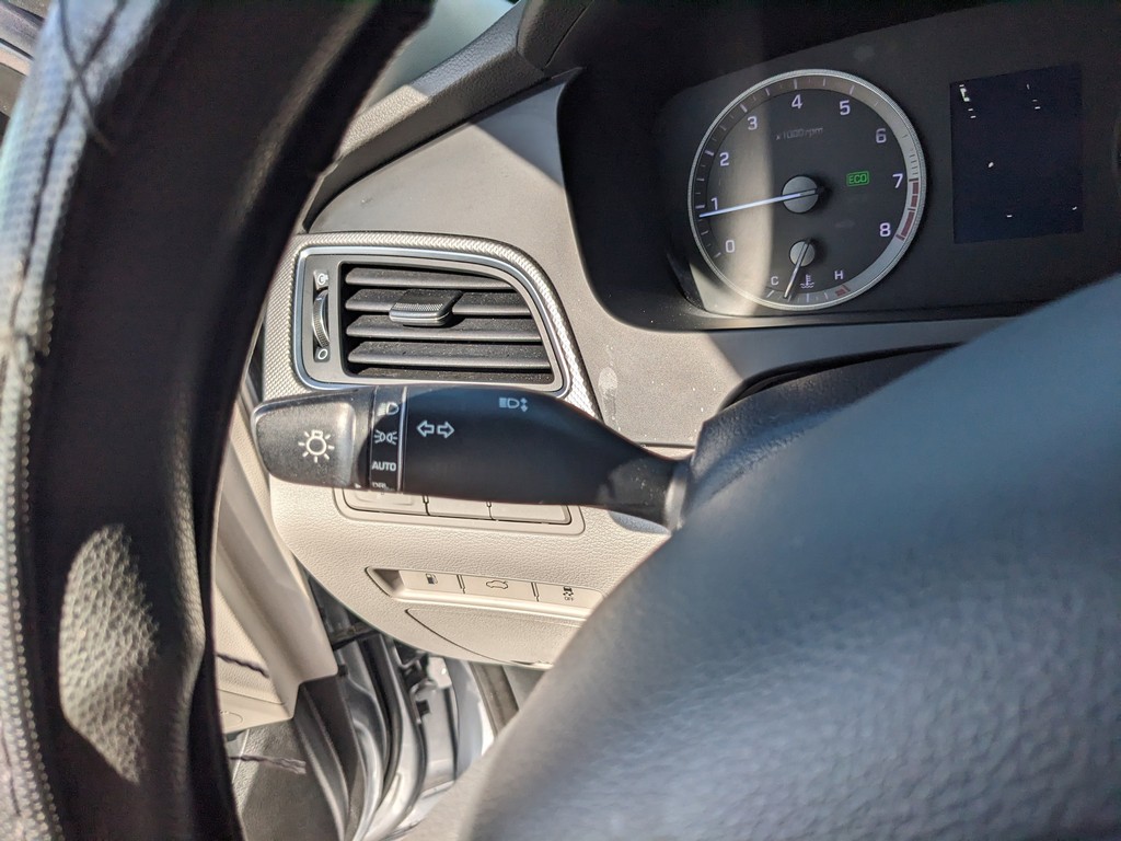 Hyundai Sonata Vehicle Full-screen Gallery Image 27