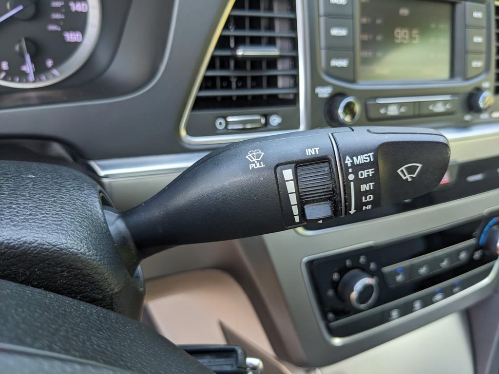 Hyundai Sonata Vehicle Full-screen Gallery Image 28