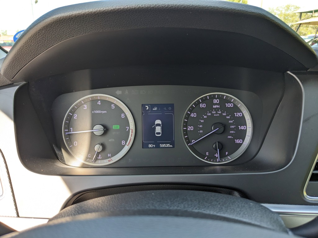 Hyundai Sonata Vehicle Full-screen Gallery Image 29