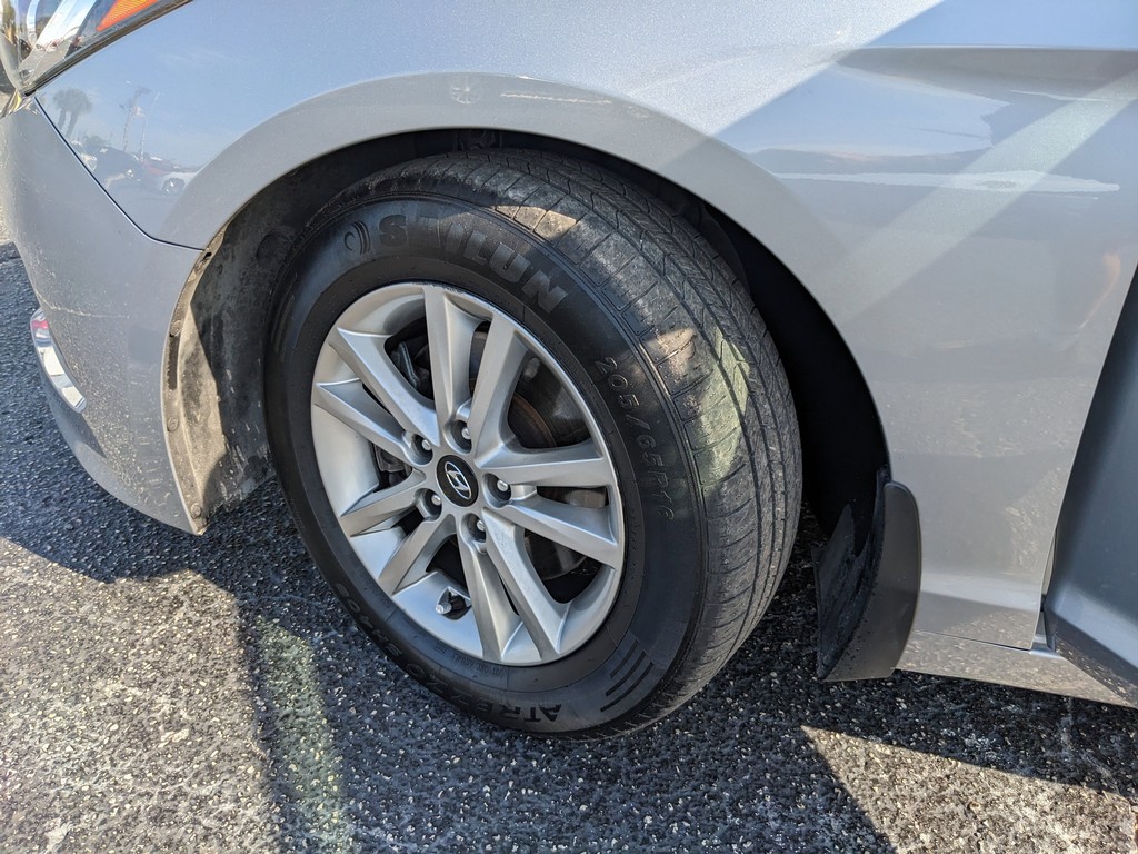 Hyundai Sonata Vehicle Full-screen Gallery Image 30