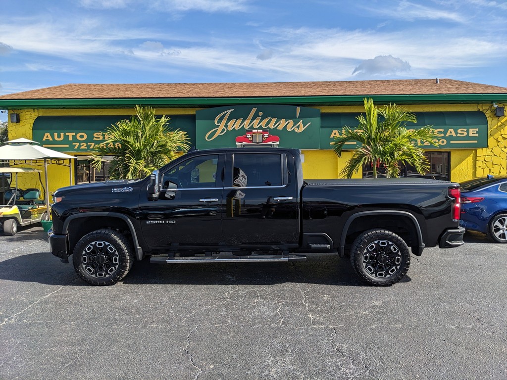 Chevrolet Silverado 2500HD Vehicle Full-screen Gallery Image 03