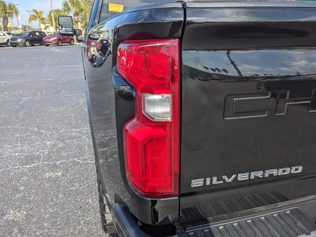 Chevrolet Silverado 2500HD Vehicle Full-screen Gallery Image 10