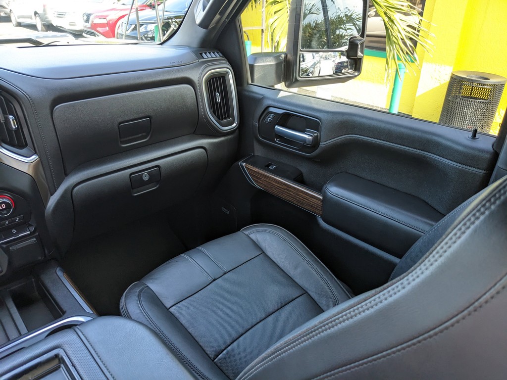 Chevrolet Silverado 2500HD Vehicle Full-screen Gallery Image 15